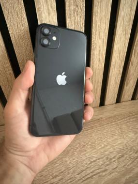 Смартфон iPhone 11 и часы Apple Watch 7