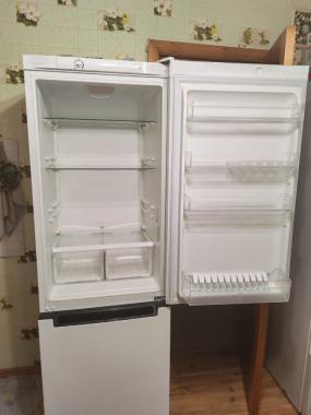 Холодильник и диван