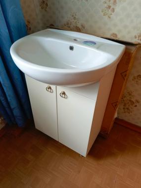 Раковина с тумбой и зеркалом