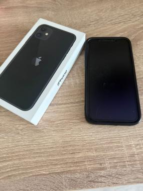 Смартфон iPhone 11 и часы Apple Watch 7
