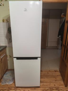 Холодильник и диван