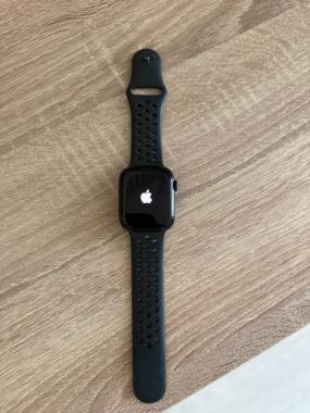 Смартфон iPhone 11 и часы Apple Watch 7