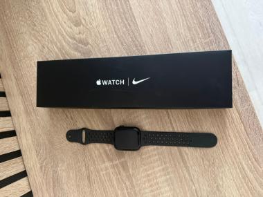 Смартфон iPhone 11 и часы Apple Watch 7