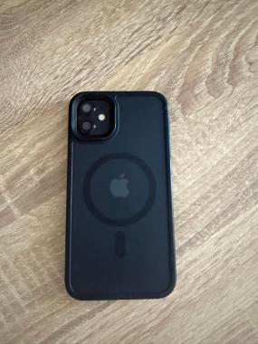 Смартфон iPhone 11 и часы Apple Watch 7