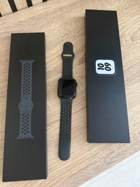 Смартфон iPhone 11 и часы Apple Watch 7