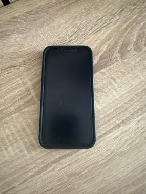 Смартфон iPhone 11 и часы Apple Watch 7